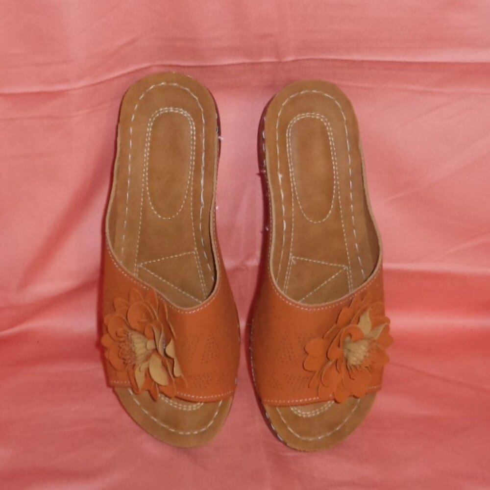 SOLD!  SOLD!!  NEW,NO TAGS SIZE 6M BROWN SANDALS!FLORAL DAISY DESIGN ON TOP-